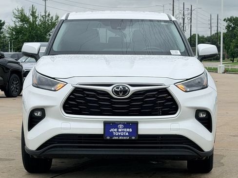 Used 2024 Toyota Highlander LE FWD image 3