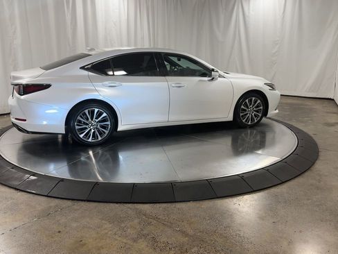 Used 2019 Lexus ES 350 F Sport image 2