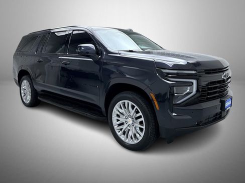 Used 2025 Chevrolet Suburban RST w/ Comfort Package image 3