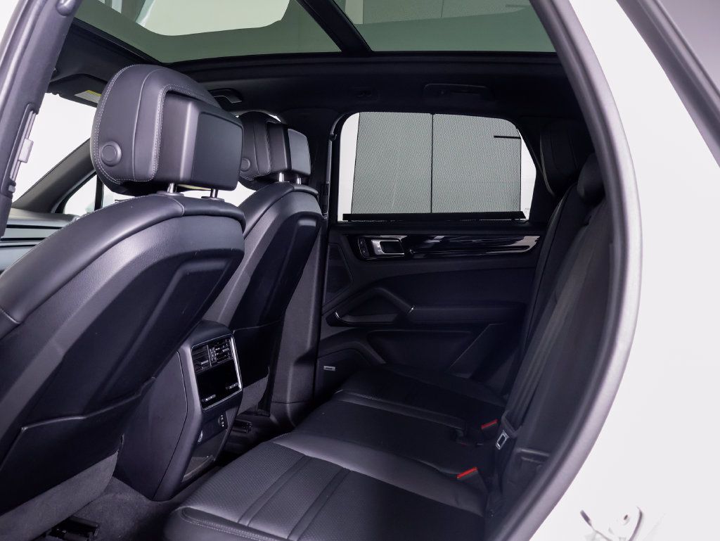 Certified 2022 Porsche Cayenne AWD/4WD image 30
