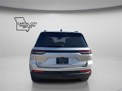 New 2025 Jeep Grand Cherokee Altitude image 8