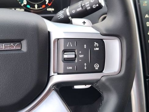 Used 2025 Land Rover Discovery S image 29