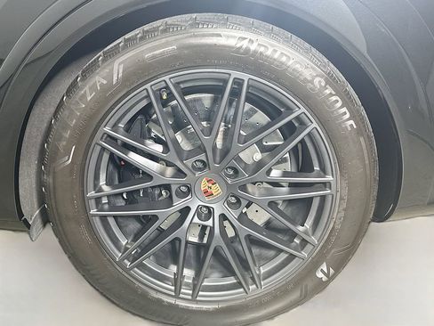 Certified 2025 Porsche Cayenne GTS image 32