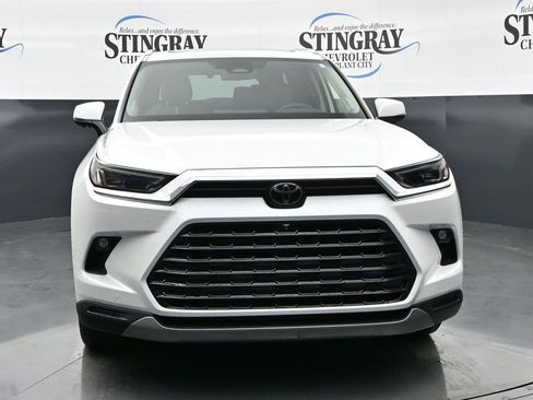 Used 2025 Toyota Grand Highlander AWD image 2