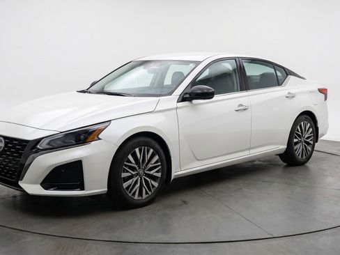 Used 2025 Nissan Altima 2.5 SV FWD image 3