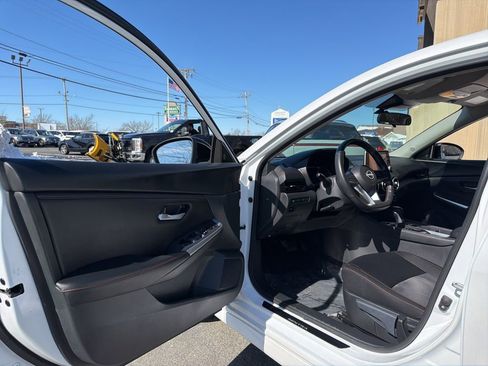 Used 2024 Nissan Sentra SR FWD image 10