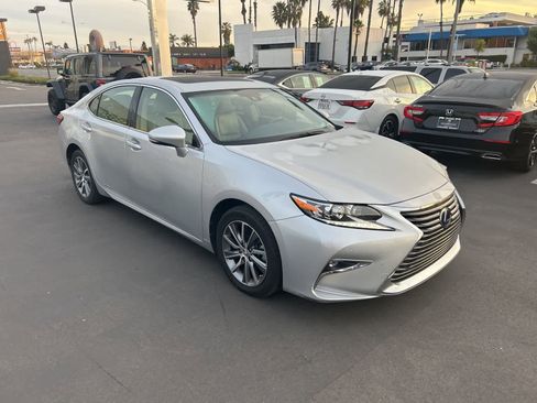 Used 2016 Lexus ES 300h image 9