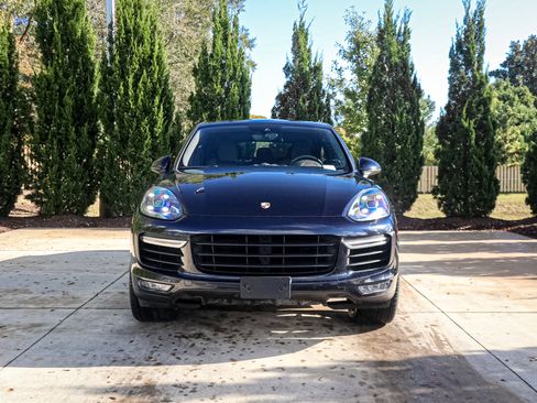 Used 2015 Porsche Cayenne Turbo image 3
