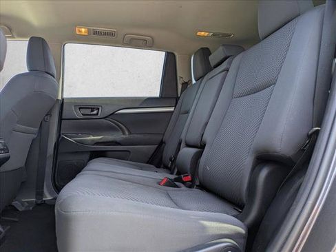 Used 2019 Toyota Highlander LE FWD image 18