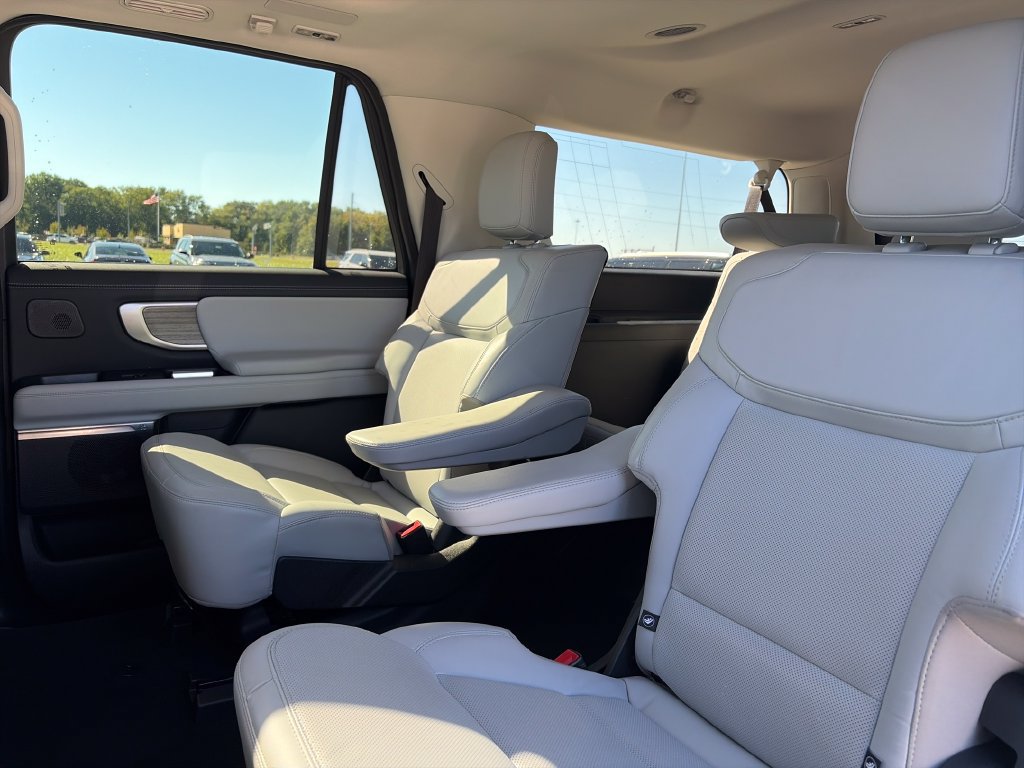 Used 2025 Ford Expedition Max Platinum w/ Driver's Package AWD/4WD image 33