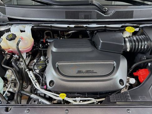 Used 2024 Chrysler Pacifica Touring-L FWD image 31