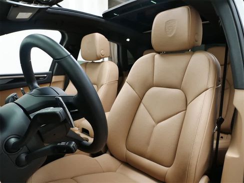 Used 2025 Porsche Macan image 5