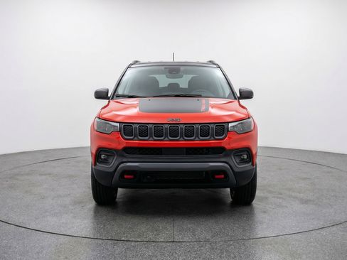 Used 2025 Jeep Compass Trailhawk AWD/4WD image 2