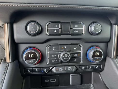 Used 2024 Chevrolet Suburban High Country w/ Advanced Technology Package AWD/4WD image 27