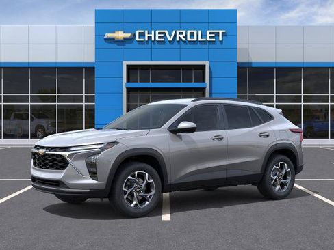 New 2026 Chevrolet Trax LT w/ Driver Confidence Package FWD image 2