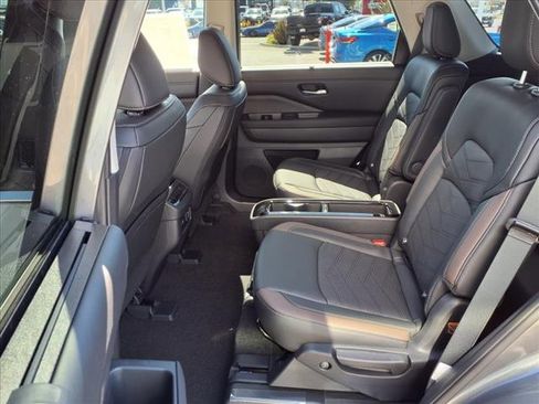 New 2025 Nissan Pathfinder Platinum image 11