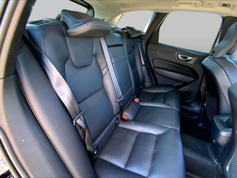 Used 2020 Volvo XC60 T5 Momentum AWD/4WD image 19