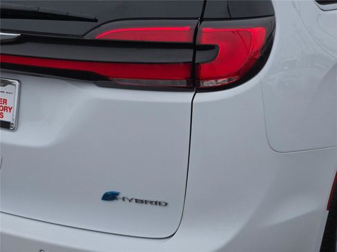 Used 2024 Chrysler Pacifica Limited FWD image 13
