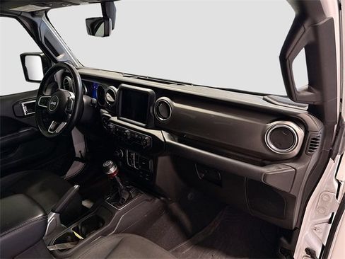 Used 2018 Jeep Wrangler Unlimited Sahara image 25