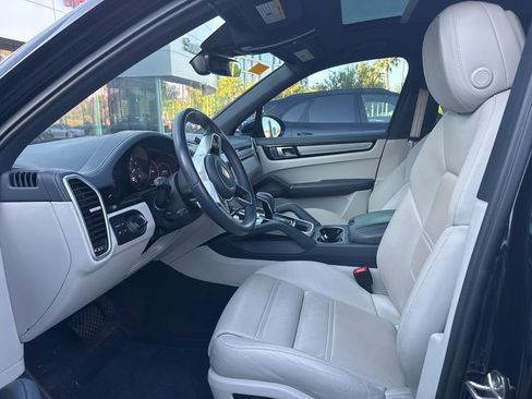 Certified 2023 Porsche Cayenne Platinum Edition image 5