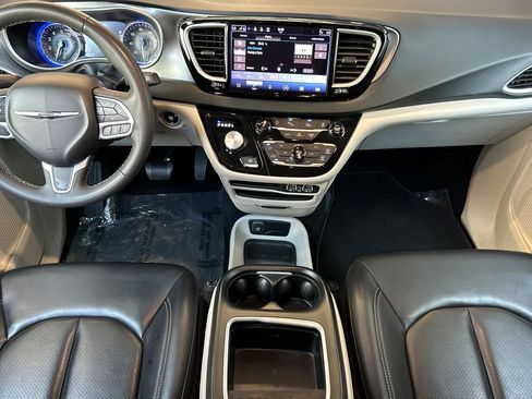 Used 2023 Chrysler Pacifica Touring-L FWD image 14