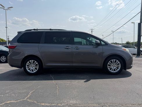 Used 2017 Toyota Sienna XLE w/ XLE Navigation Package FWD image 4
