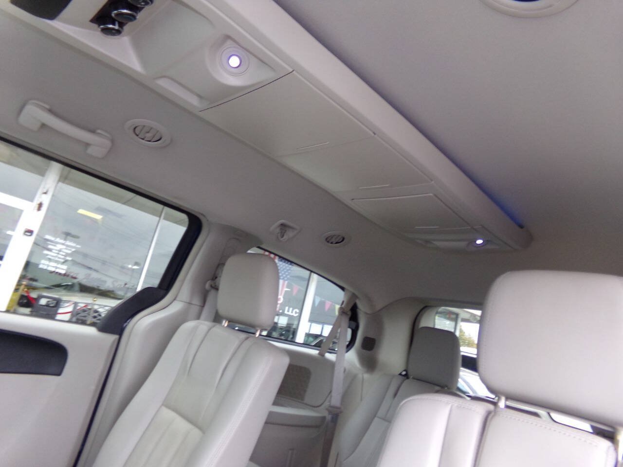 Used 2013 Chrysler Town & Country Touring FWD image 21