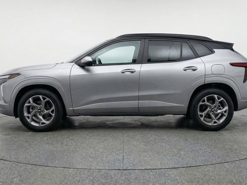 Used 2025 Chevrolet Trax LT w/ LT Convenience Package FWD image 5