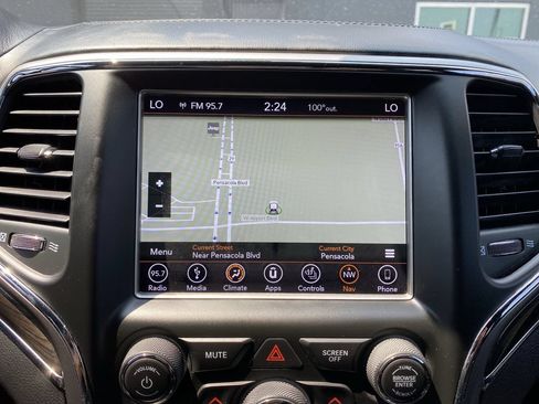 Used 2018 Jeep Grand Cherokee Overland RWD image 25