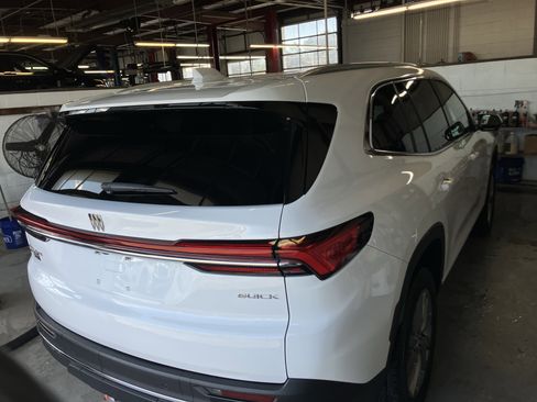 Used 2025 Buick Enclave Preferred image 7