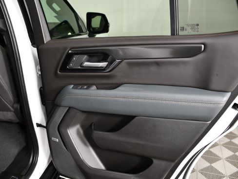 Used 2025 GMC Yukon AT4 AWD/4WD image 46