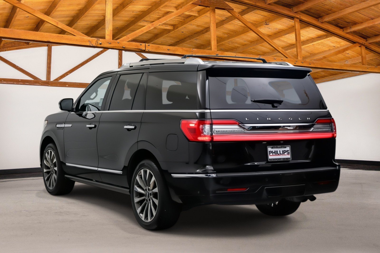 Used 2018 Lincoln Navigator Select w/ Technology Package RWD image 3