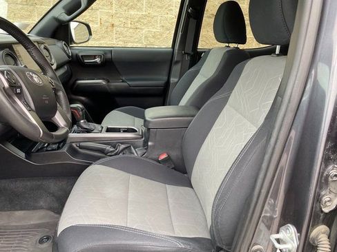 Used 2022 Toyota Tacoma TRD Sport image 14