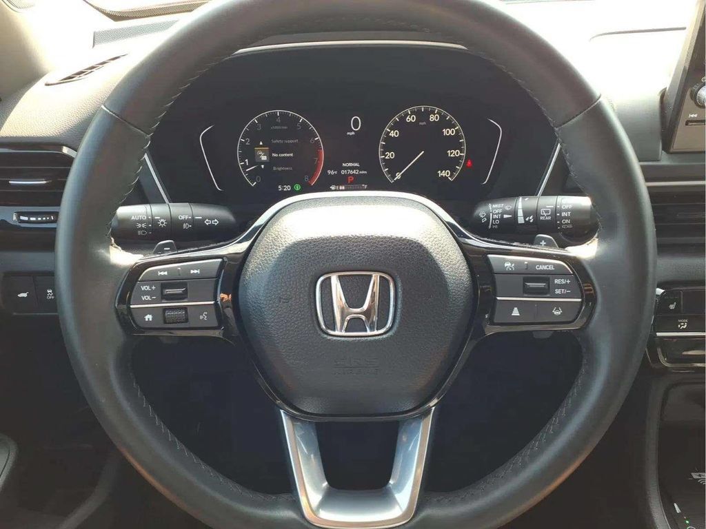 Used 2025 Honda Pilot Touring image 14