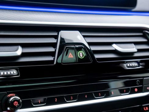 Used 2021 BMW M550i xDrive w/ Dynamic Handling Package image 27