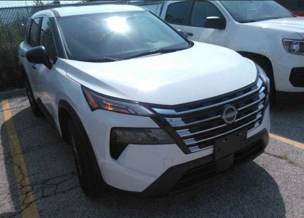 Used 2025 Nissan Rogue S AWD/4WD image 2