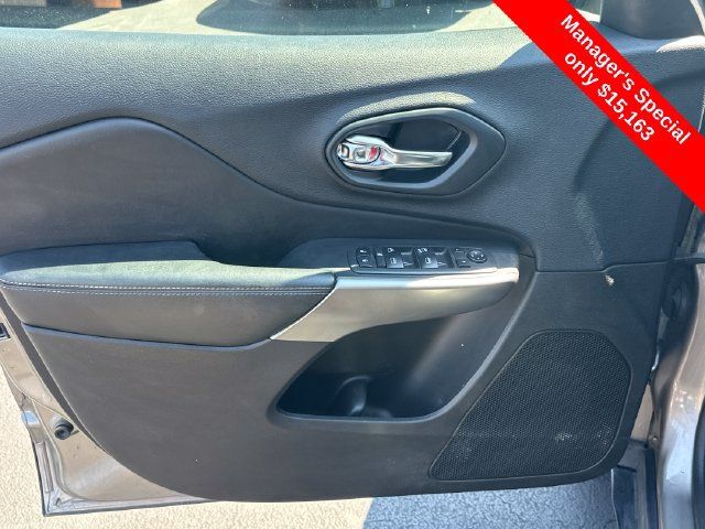 Used 2019 Jeep Cherokee Latitude w/ Popular Appearance Group AWD/4WD image 13