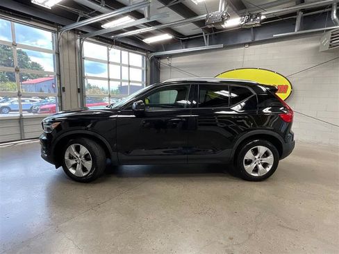 Used 2021 Volvo XC40 T4 Momentum FWD image 2