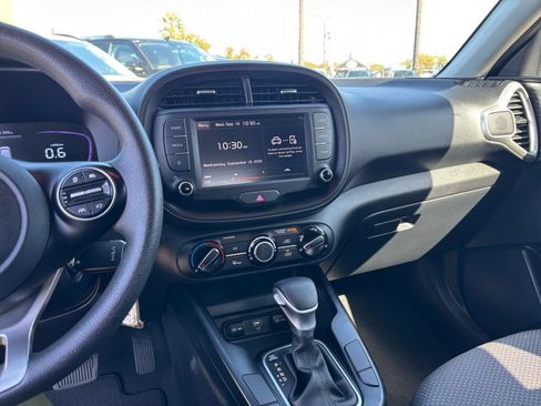 Used 2025 Kia Soul LX w/ LX Technology Package FWD image 16