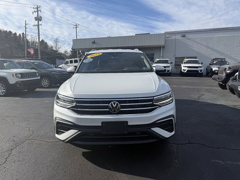 Used 2023 Volkswagen Tiguan SE image 2