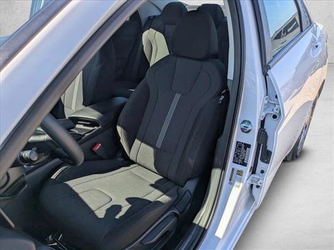 Certified 2025 Hyundai Elantra SE FWD image 15