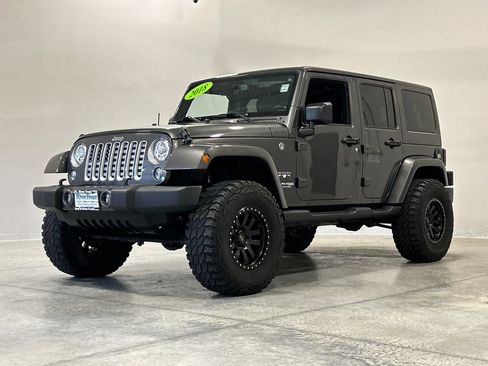 Used 2018 Jeep Wrangler Unlimited Sahara w/ Connectivity Group AWD/4WD image 2