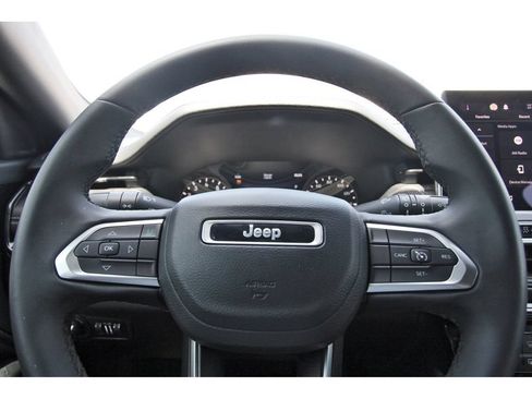 Used 2023 Jeep Compass Latitude AWD/4WD image 16
