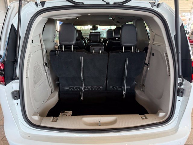 Used 2022 Chrysler Pacifica Touring-L w/ Uconnect Theater Family Group FWD image 23