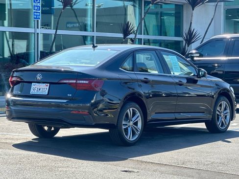 Used 2023 Volkswagen Jetta SE FWD image 4