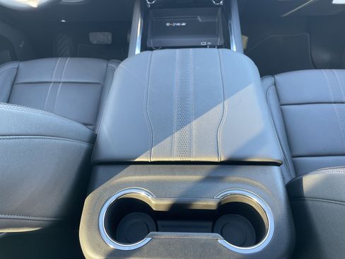 Used 2025 Chevrolet Suburban High Country image 38