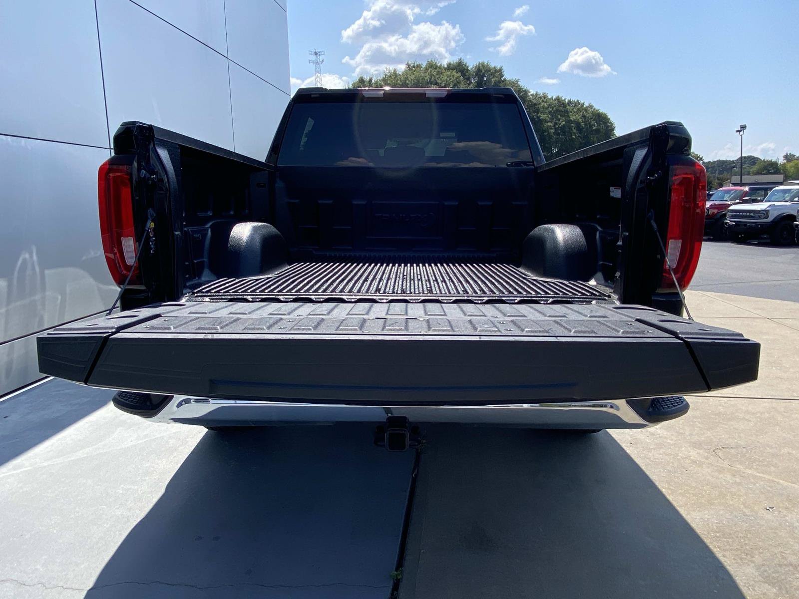 Used 2025 GMC Sierra 1500 SLT AWD/4WD image 8