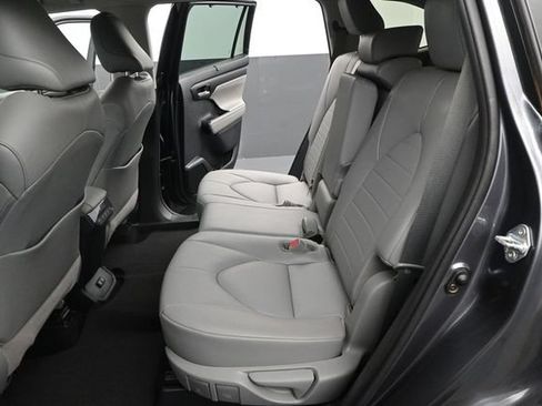 Used 2020 Toyota Highlander XLE FWD image 14