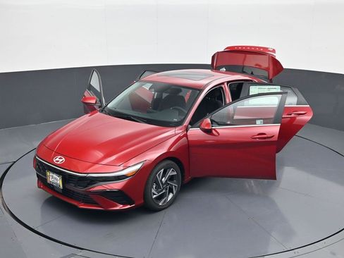 Certified 2025 Hyundai Elantra SEL image 30
