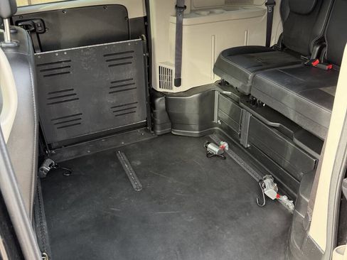 Used 2019 Dodge Grand Caravan SXT image 18